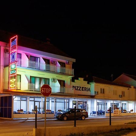 Motel "Tri Lovca" Knin Eksteriør bilde